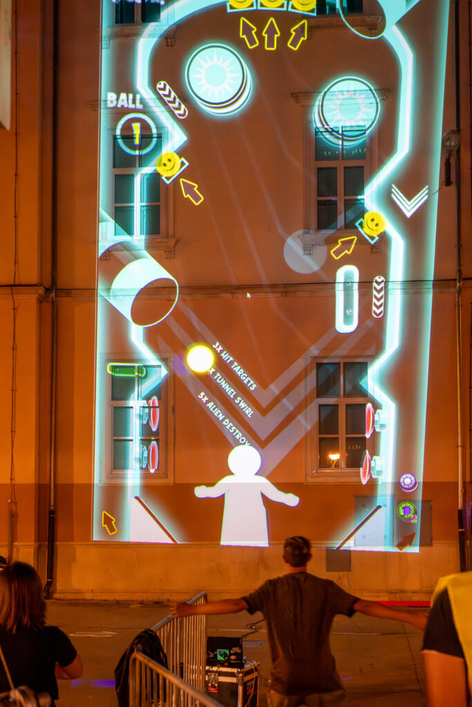 Interaktivna svjetlosna igra na pročelju škole Centar na Danteovom trgu u Puli, Visualia festival 2025.