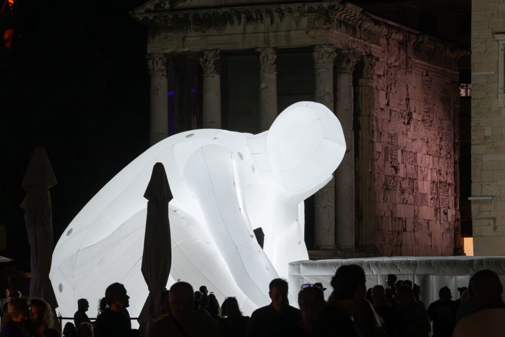 Svjetlosna instalacija čovjeka na Forum lokaciji tijekom Visualia festivala u Puli 2025.