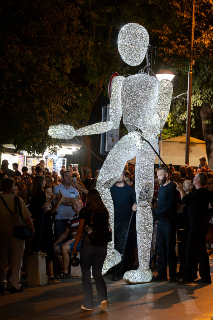 DUNDU Giant of Light na Trgu Portarata tijekom Visualia festivala svjetla 2025.