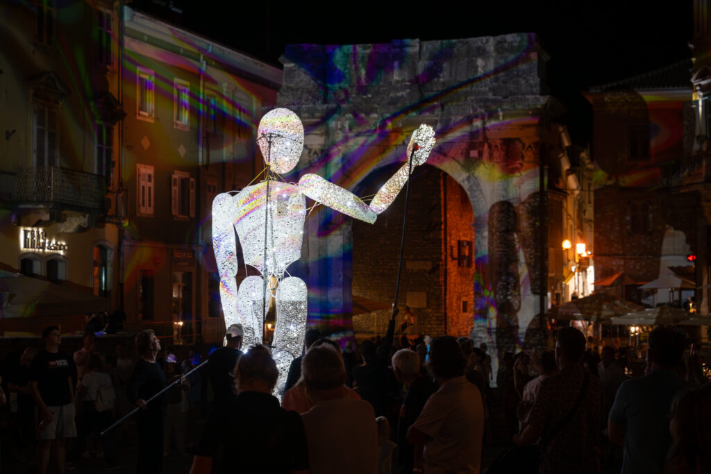DUNDU Giant of Light prolazi pored Slavoluka Sergijevaca tijekom Visualia festivala u Puli 2025.