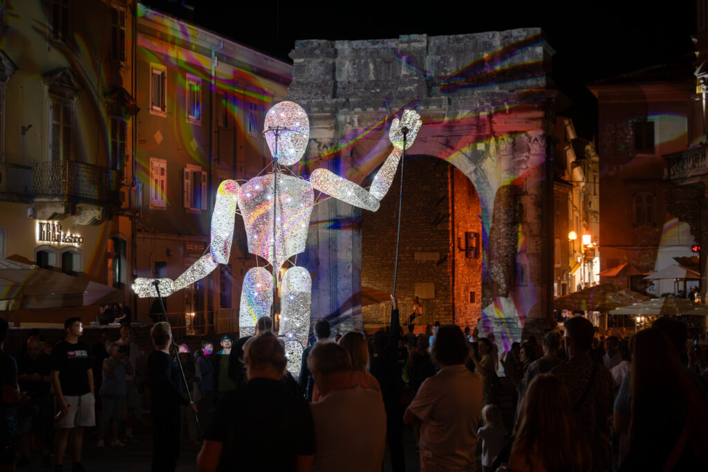 Detaljan prikaz DUNDU – Giant of Light kod Slavoluka Sergijevaca, Pula 2025.