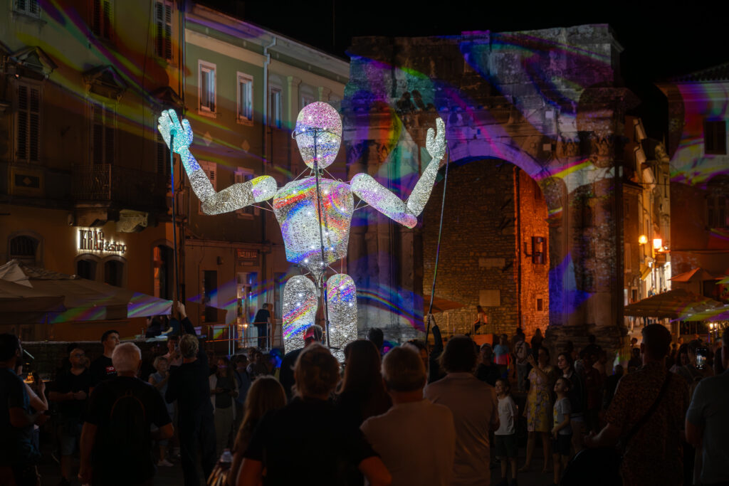DUNDU Giant of Light osvjetljava Slavoluk Sergijevaca na večernjem Visualia festivalu u Puli 2025.
