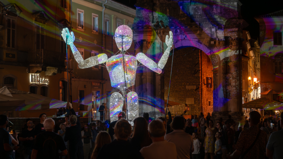 DUNDU Giant of Light osvjetljava Slavoluk Sergijevaca na večernjem Visualia festivalu u Puli 2025.
